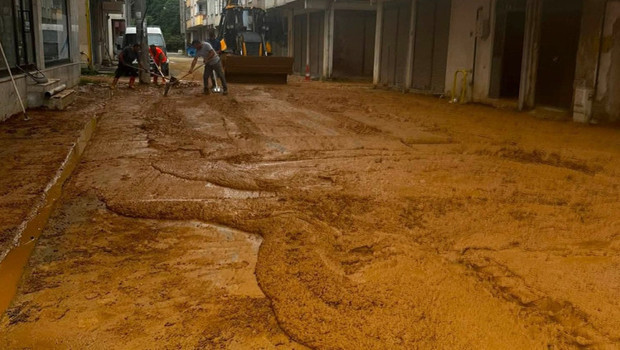 Giresun'da sağanak ve heyelan 2,2 milyon liralık hasara yol açtı: Çınarcık Deresi'nin taşma anı kamerada haber görseli