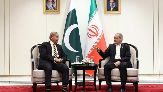 Pakistan Başbakanı Şerif, İran Cumhurbaşkanı Pezeşkiyan ile bölgesel gelişmeleri ele aldı haber görseli