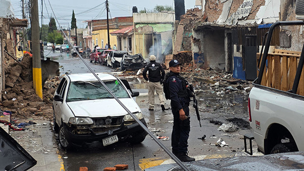 Meksika'da polis karakoluna bombalı saldırı haber görseli