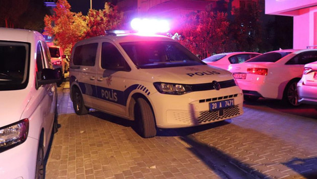 Ev arkadaşını bacağından bıçakladı haber görseli
