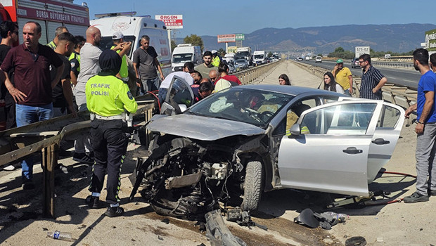 Bursa'da bariyerlere çarpıp refüje düşen otomobildeki 3 kişi yaralandı: Kaza kamerada haber görseli