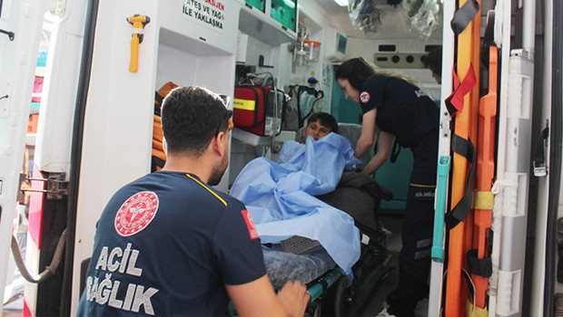 Arıdan korkup düşünce koluna demir saplandı haber görseli