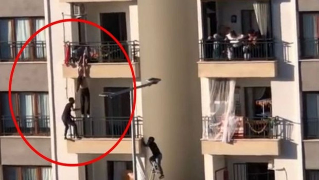 Balkondan düşmek üzere olan kız çocuğunu katları tırmanarak kurtardı… O anlar kameraya böyle yansıdı haber görseli