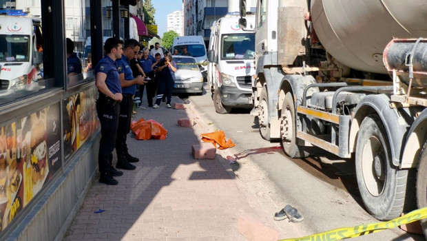 Beton mikserinin altında kalan yaya hayatını kaybetti haber görseli