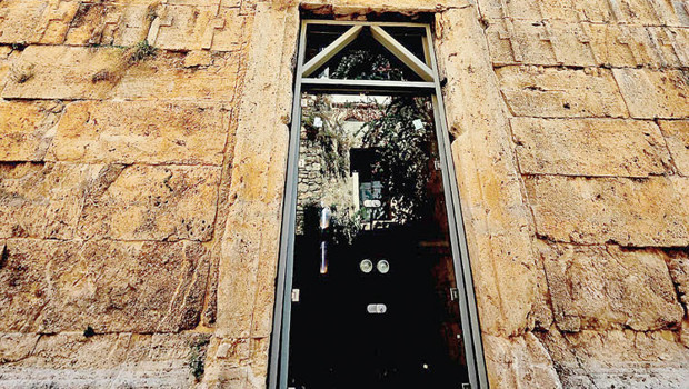 Tarihi kuleye cam kapı