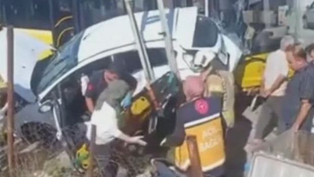 İETT otobüsü ile otomobil çarpıştı: 1'i bebek 4 yaralı haber görseli