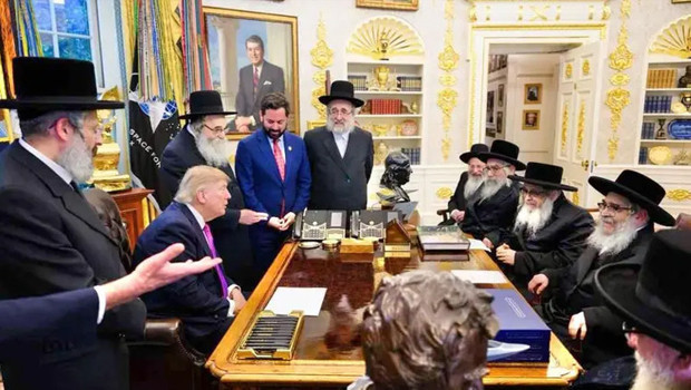 Beyaz Saray'da 47 yıl sonra bir ilk: Trump Hasidilk Yahudileri ağırladı haber görseli