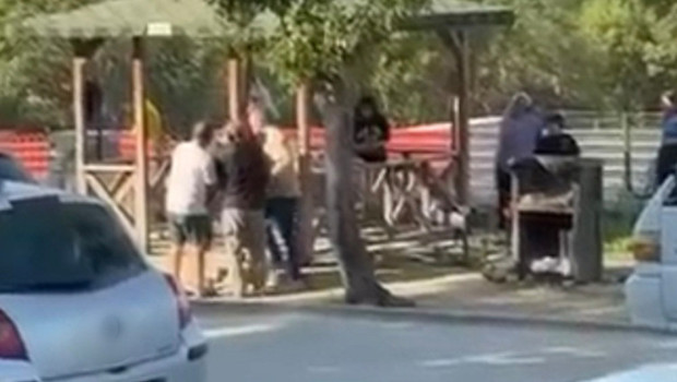 Bursa'da piknik parkında iki ailenin tekme tokat kavgası kamerada haber görseli