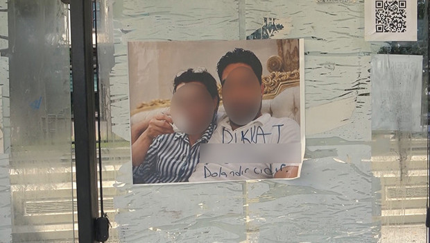 Adana’da otobüs durağında görenleri şaşırtan ilan: Dikkat, dolandırıcıdır haber görseli