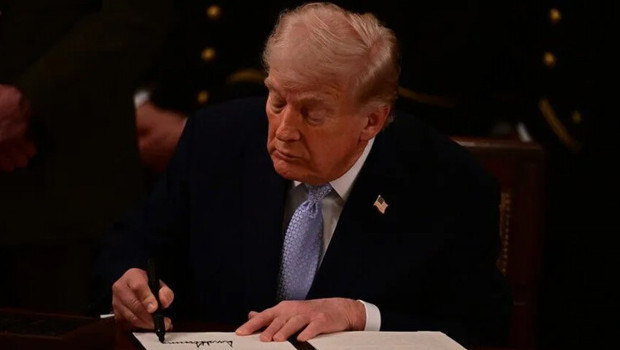 Trump imzaladı! ABD, üç sektörde belirli Kanada ürünlerine ithalat yasağı getiriyor haber görseli
