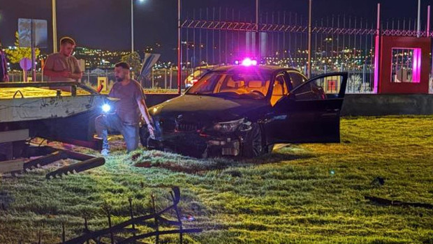 Kaldırımdan seken otomobil 1 metrelik duvarı aştı haber görseli