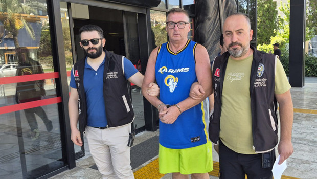 Antalya'da Türk bayrağına tüküren İngiliz turist tutuklandı haber görseli