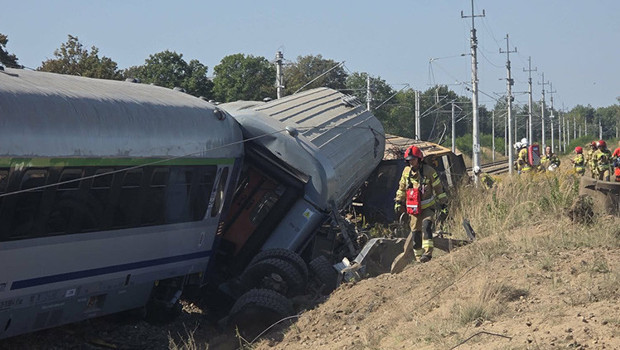 Polonya'da korkunç kaza: Tren ile kamyon çarpıştı haber görseli