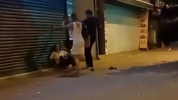 Sokak ortasında kız arkadaşını darbetti, şikayetçi olmayınca serbest kaldı haber görseli