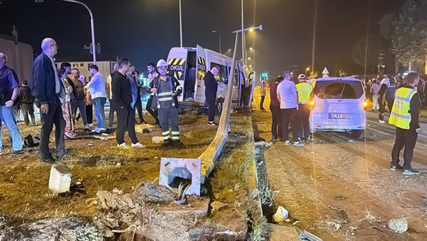 Düğünden dönen minibüs ile hafif ticari araç çarpıştı: 21 yaralı haber görseli
