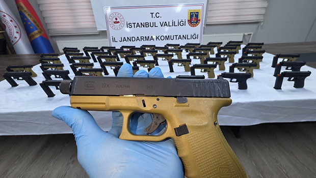 Taksinin bagajı cephanelik çıktı: Eyüpsultan'da 108 tabancayla yakalanan 2 şüpheli tutuklandı