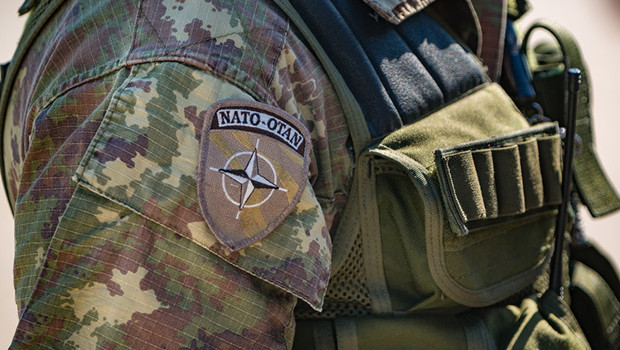 NATO üssünde casusluk alarmı: Tinder'da başlayan aşk krize yol açtı haber görseli