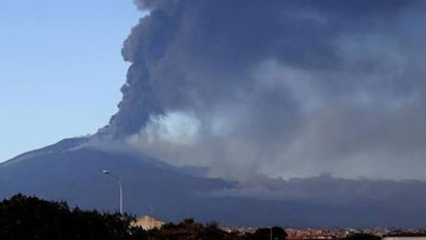 Etna Yanardağı harekete geçti: İtalya'daki havalimanı kapatıldı haber görseli