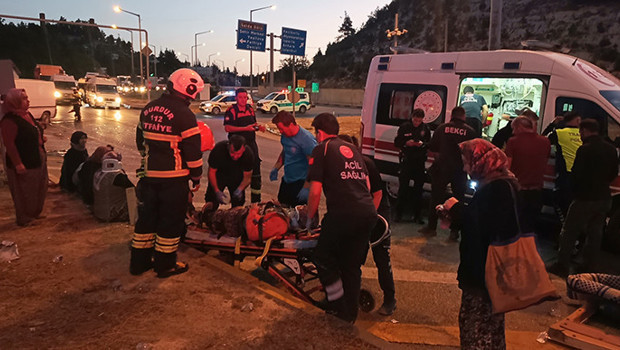 Burdur'da minibüsler çarpıştı: 10 tarım işçisi yaralandı