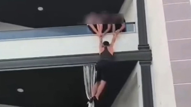 Hatay'da akılalmaz olay! Aranan hükümlü, polisleri görünce balkondan kaçmaya çalıştı haber görseli