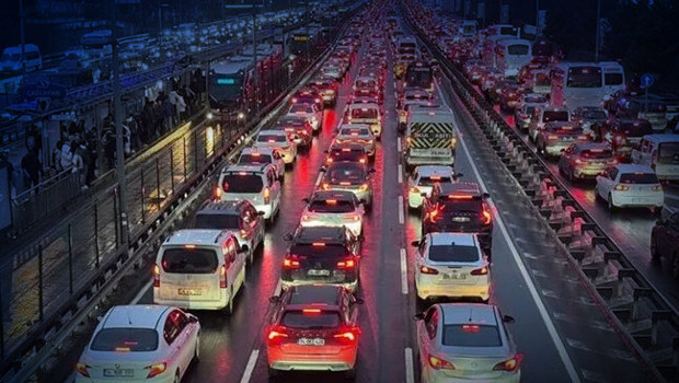 İstanbul trafiği kilitlendi: Anadolu Yakası’nda yoğunluk yüzde 83