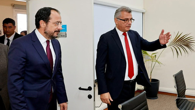 KKTC Cumhurbaşkanı Erhürman ile Rum Yönetimi lideri Hristodulidis arasında kritik görüşme haber görseli