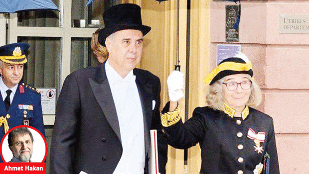 Türkiye Büyükelçisi, İsveç Kralı'na güven mektubu sunarken frak giydi