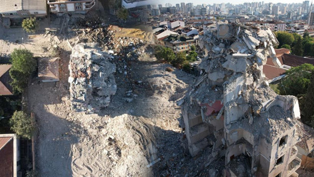 Yıkımı yapılan 6 katlı bina kendiliğinden çöktü: 2 kişinin yaralandığı olayda cadde trafiğe kapatıldı
