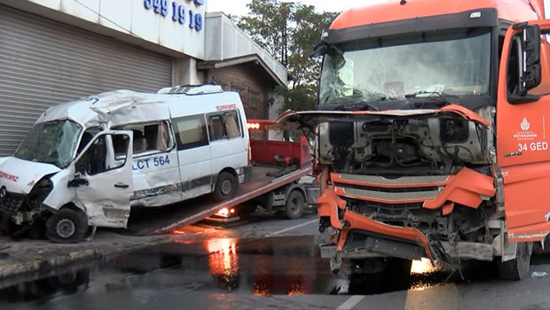 İstanbul'da İBB aracı ile minibüs çarpıştı: 2 yaralı