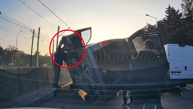 Bursa’da kamyonetin çarptığı araç otomobilin üstüne devrildi
