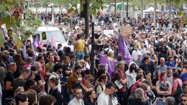 Paris karıştı! Silah yasasına karşı binlerce kişi sokaklara döküldü