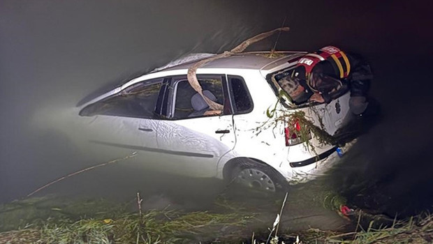 Sulama kanalına devrilen otomobildeki 2 kişi hayatını kaybetti