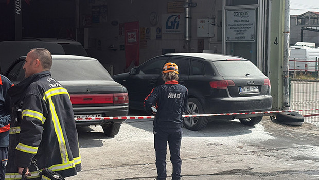 Oto LPG servisinde patlama: 5 kişi yaralandı haber görseli
