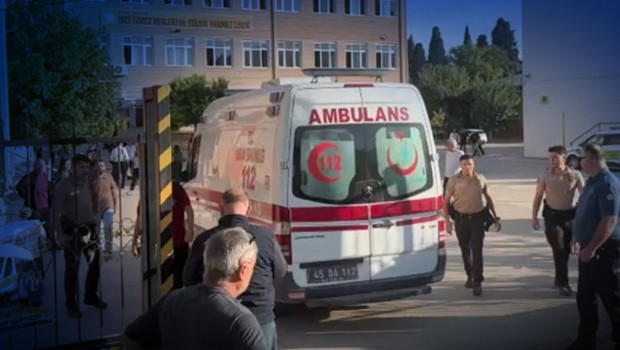 Son dakika... Manisa'da lise önünde silahlı saldırı: Yaralı öğrenciler var
