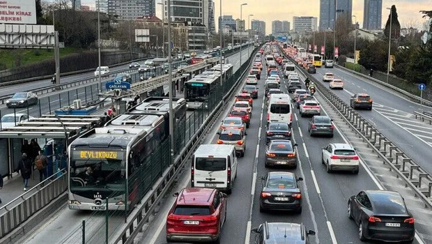 İstanbul güne yağışla başladı! Trafik yoğunluğu yüzde 71'e çıktı