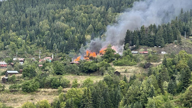 Kastamonu İnebolu'da Köy Yangını: 4 Ev Sıçradı