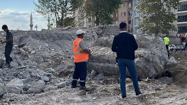 Okul binasının yıkımı sırasında kafatası ve kemik parçaları bulundu