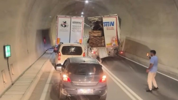 Artvin'de tünel içinde zincirleme kaza: 1 ölü, 2 yaralı haber görseli