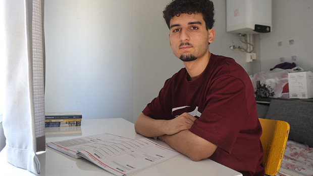 Depremzede Hasan'ın imkansızlıkları yenen büyük başarı hikayesi: Konteynerden tıp fakültesine