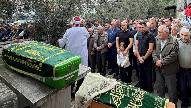 Acı veda: Hamile anne ve 3 yaşındaki kızı son yolculuğuna uğurlandı haber görseli