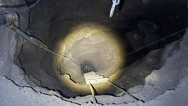 Define ararken evin altını kazdılar: 25 metrelik çukur ortaya çıktı