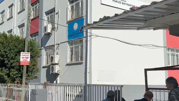 İlkokul öğrencisinin çantasından tabanca çıktı! Gözaltına alınan baba: Ben koydum sonra unuttum haber görseli
