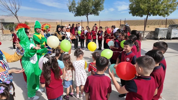 Meslek lisesi öğrencileri köy öğrencilerine forma dikti