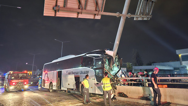 Adana'da yolcu otobüsü kazasında 11 kişi yaralandı