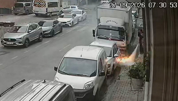 Kağıthane'de elektrik kabloları alev alev yandı: Sürücü aracını son anda kurtardı haber görseli