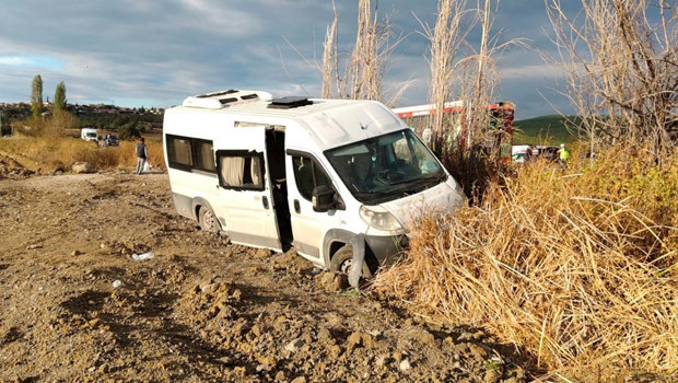 Balıkesir'de işçi servis minibüsü şarampole yuvarlandı; 13 yaralı