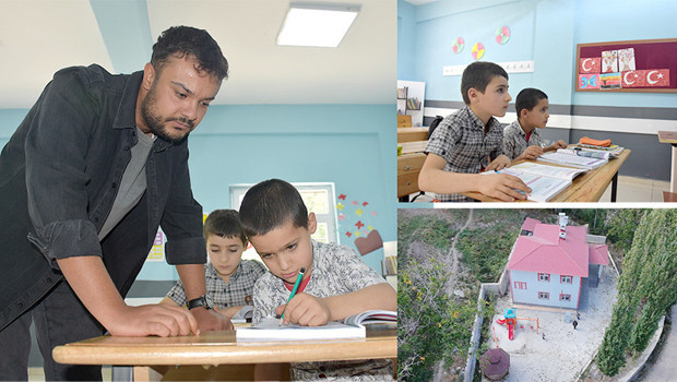 Koca okulda başka öğrenci yok... Umut öğretmen iki kardeşi geleceği hazırlıyor