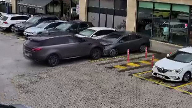 Çekmeköy'de Araba Kazası: Fren Yerine Gaza Basınca Kafeye Girdi
