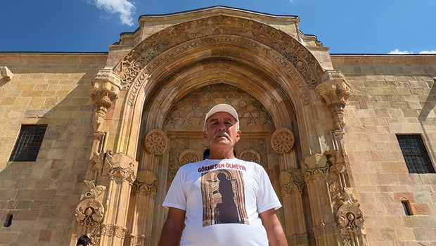 798 yıllık UNESCO mirası Divriği Ulu Cami'nin gönüllü elçisi oldu: Ziyaretçiler boş taşa bakmasın haber görseli