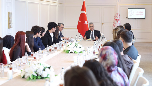 Bakan Memişoğlu, tıp fakültelerine derece ile giren öğrencilerle buluştu